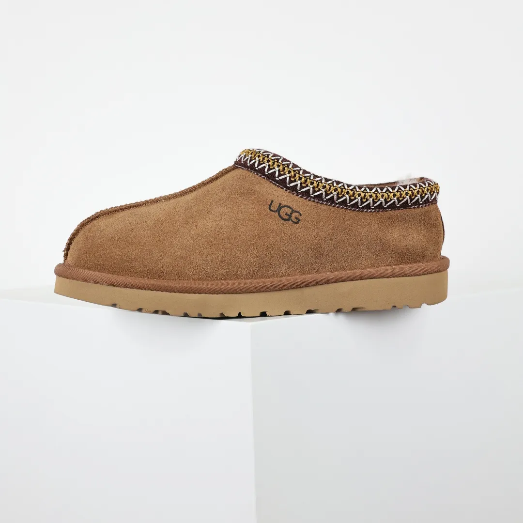 Copy price 💰540 Core recommendation Good price 5cm thick sole, independently developed original outsole, cashmere insole, keeping warm in winter, suitable for home use. In the new year, uug launched a style series, which is partially geared towards the preferences of young consumers. It has also moved to the forefront of fashion trends. Shoe body material, water-repellent coated suede upper, 17 mm UGGPURE™ implanted wool insole, lightweight non-slip and comfortable rubber outsole, with brand LOGO and trademark, with full package Size: 35 36 37 38 39 40 41 42 43 44 45